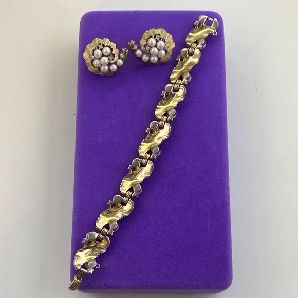 💛 Vintage Trifari Gold Plated Pearl Bracelet & Clip On Earring Set | Classic - Picture 5 of 8